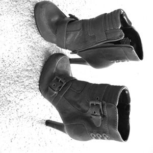 Size 6 M Nine West gray boots.